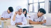 Ilustrasi siswa SMA belajar