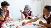 Siswa SMA belajar
