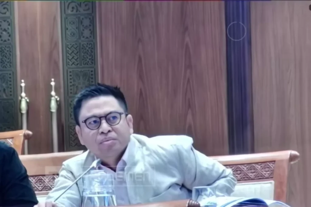 Anggota Komisi I DPR RI dari Fraksi Gerindra, Endipat Wijaya, dalam rapat kerja bersama Komdigi di Kompleks Parlemen, Senayan, Jakarta, Senin (8/12). (TV Parlemen)