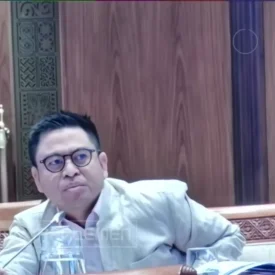 Anggota Komisi I DPR RI dari Fraksi Gerindra, Endipat Wijaya, dalam rapat kerja bersama Komdigi di Kompleks Parlemen, Senayan, Jakarta, Senin (8/12). (TV Parlemen)