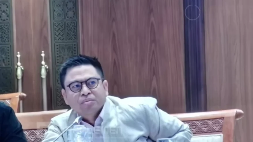 Anggota Komisi I DPR RI dari Fraksi Gerindra, Endipat Wijaya, dalam rapat kerja bersama Komdigi di Kompleks Parlemen, Senayan, Jakarta, Senin (8/12). (TV Parlemen)