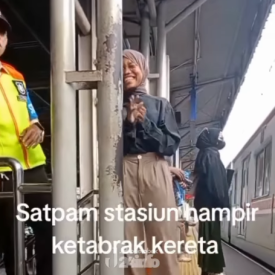 Viral Perempuan Dorong Satpam Hampir Tertabrak KRL di Stasiun Gang Sentiong